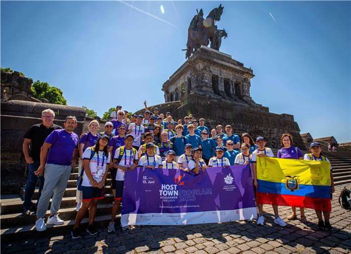 Ein Gruppenfoto am Deutschen Eck gemeinsam mit Schülern des Gymnasiums auf der Karthause durfte beim viertägigen Besuch der Ecuadorianer in Koblenz nicht fehlen. Fotos: Stadt Koblenz/Andreas Egenolf