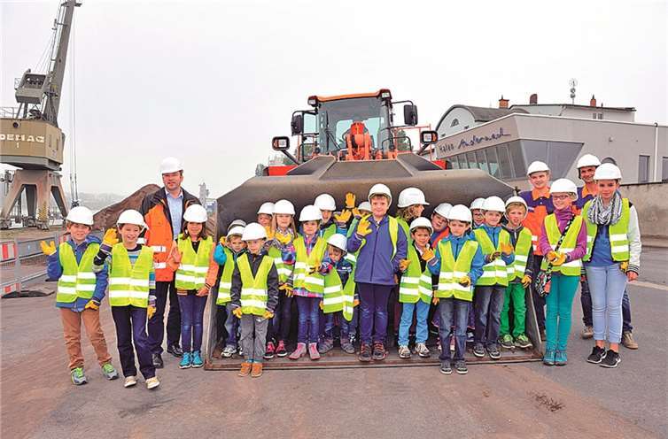 Ein Gruppenfoto der Mausfans am Rheinhafen Andernach durfte selbstverständlich nicht fehlen. Privat