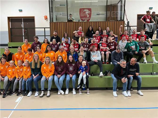 Ein Gruppenfoto mit dem Sieger rundete diese gelungene Veranstaltung für den TVV ab.  Foto: TVV