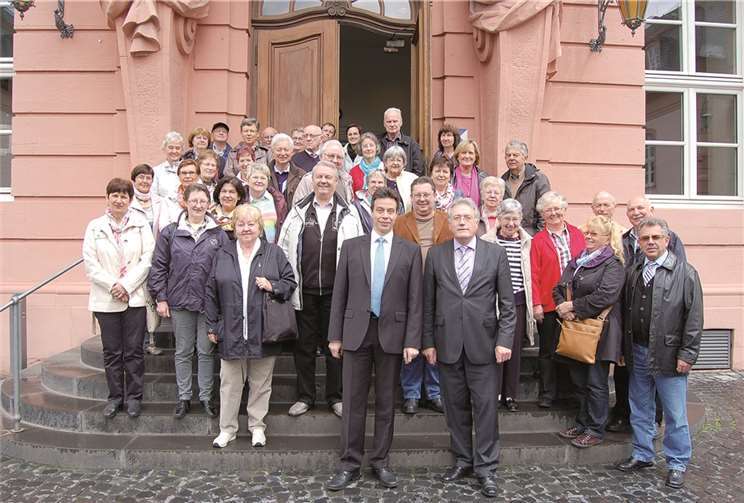 Ein Gruppenfoto vor dem Mainzer Landtag. privat