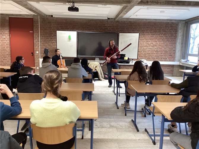 Ein „Guinnesskonzert der Rekorde“ spielte Nikolaus Maler (Fagott) mit einem Kollegen (Cello) von der Rheinischen Philharmonie. Quelle: Realschule plus an der Römervilla
