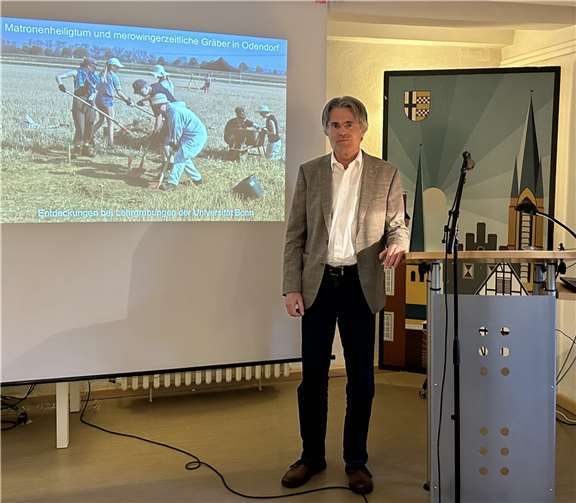 Ein Hauch von Spannung lag in der Luft des Odendorfer Zehnthauses, als am 10. April Prof. Frank Rumscheid seine aufsehenerregenden Forschungsergebnisse präsentierte. Foto: privat