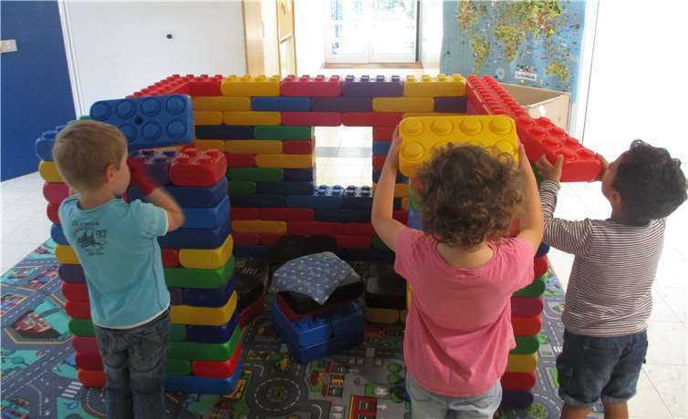 Ein Haus aus Bausteinen mitten im Flur der Kita. Privat