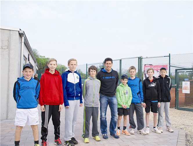 Ein Heimspiel hatten die beiden Andernacher Mannschaften der Jungen U 15 in der Rheinlandliga (v. l. n. r. : U15 I: Felix Einig, Jan Dietrich, Raphael Weiler, Luca Franze, Trainer Sascha Müller; U15 II: Simon Hüttner, Paul Gebauer, Tim Hüttner, Jan Havekost).privat