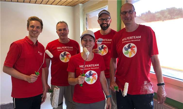 Ein Helfer-Team verpasste dem Turnraum des Kindergartens St. Walburgis in Leubsdorf einen neuen Anstrich.