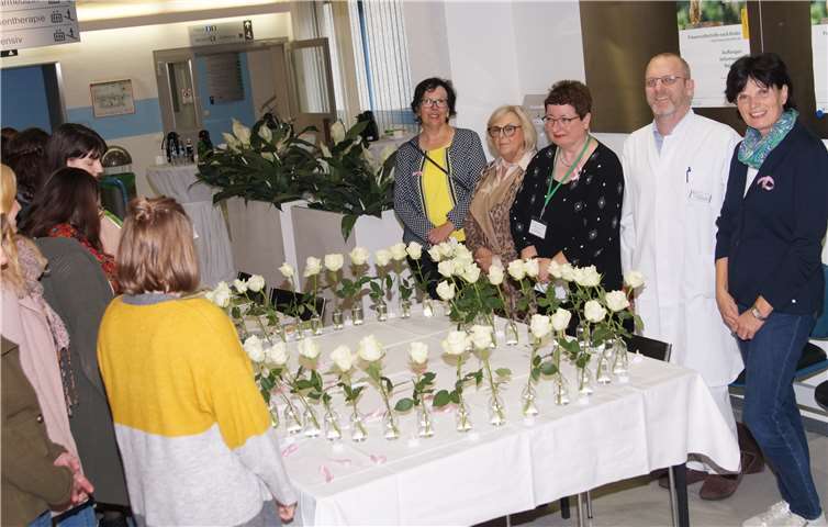 Ein Herz aus Rosen soll an die Frauen erinnern, die den Kampf gegen den Brustkrebs verloren haben. Im Kemperhof ist die Veranstaltungsreihe mit Vertretern der Gemeinschaftsinitiative zum Brustkrebsmonat eröffnet worden (v. l.): Gerti Kunz (Krebsgesellschaft Rheinland-Pfalz), Heide Krissel und Monika Fischbach (Frauenselbsthilfe nach Krebs), Dr. Sebastian Friederichs (GK-Mittelrhein) und Katharina Hoffmann (Gleichstellungsbeauftragte der Stadt Koblenz). Foto: Gemeinschaftsklinikum Mittelrhein