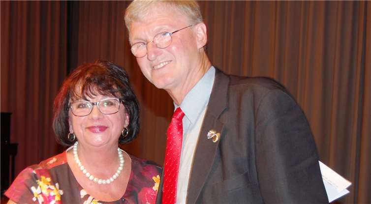 Ein Herz und eine Seele: Schirmherrin Rita Hirsch und der Vorsitzende des SV Ochtendung Lothar Kalter.