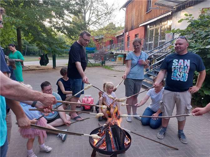 Ein Highlight der Kinder war es, über dem Feuer Stockbrot zu machen. Foto: Alina Meyer
