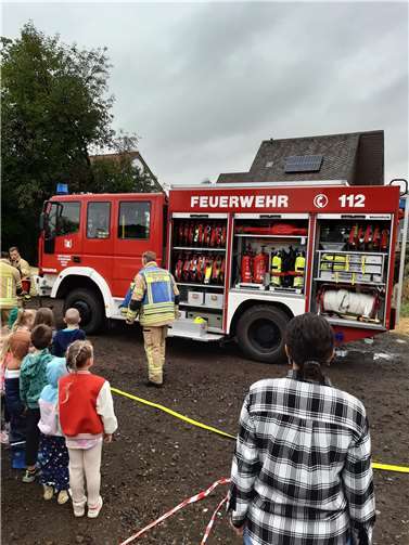 Ein Highlight des Jahres war der Besuch der Feuerwehr. Quelle: KiTa Lehpfad