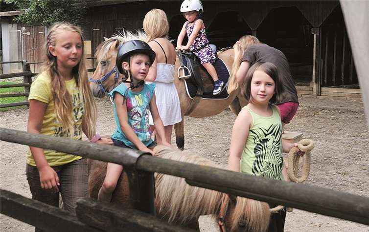 Ein Highlight für die Kinder war das Ponyreiten..  RÜ