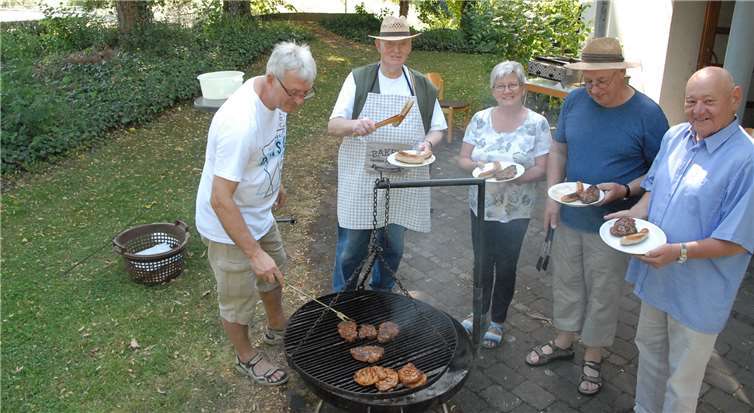 Ein Highlight im Jahreskalender des VdK-Ortsverbands Dierdorf-Anhausen ist das Grillfestim evangelischen Gemeindehaus Dierdorf. Hier gibt es leckere Steaks und Würstchen,aber besonders freuen sich die Besucher auf die Gespräche mit Bekannten. Fotos: KER