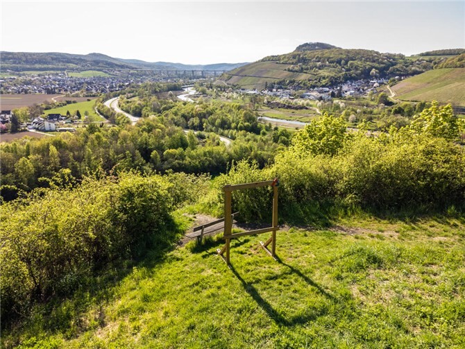 Ein Highlight ist der Aussichtspunkt Ehlinger Ley, idyllisch umgeben von Weinbergen.