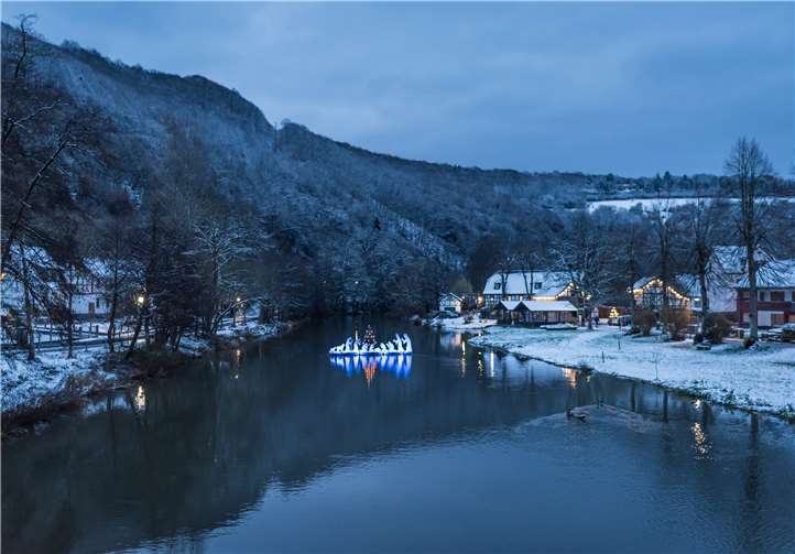 Ein Highlight ist der schwimmende Adventskranz.