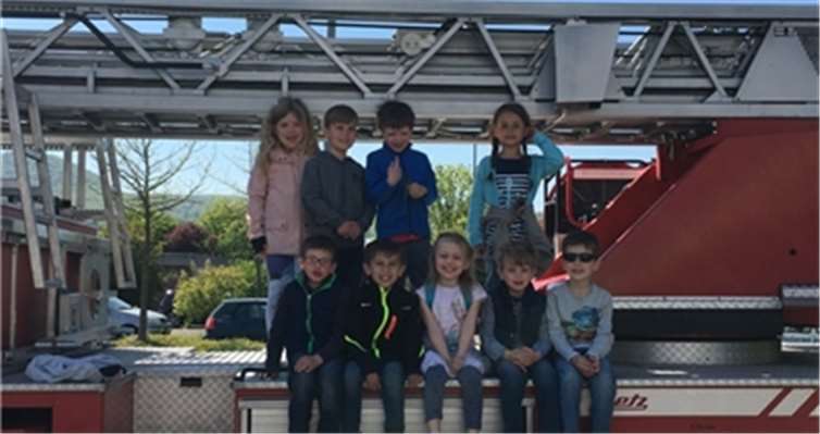 Ein Highlight war es, als der Feuerwehrmann die Drehleiter aus der Garage fuhr und die Kinder alle einmal Platz nehmen durften.privat