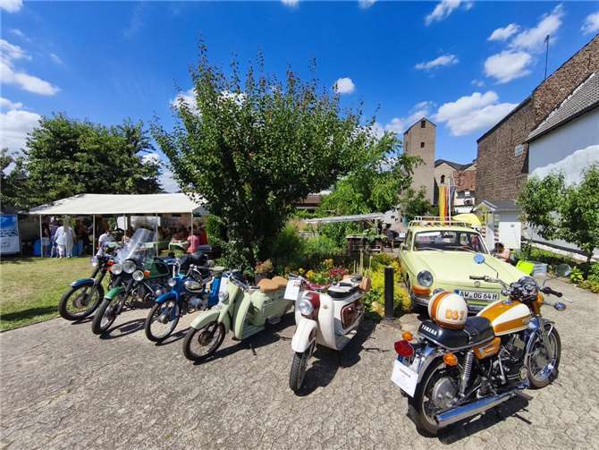 Kellerkinder feierten 50 Jahre gelebtes Miteinander Ein Highlight waren die ausgestellten Motorrad-Oldtimer. Fotos: DU