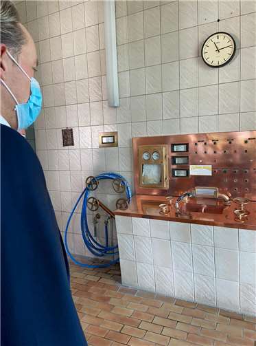 Ein Hingucker: Die Arbeitsgeräte aus Kupfer.