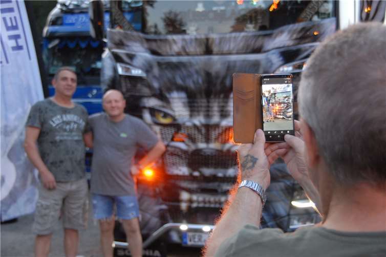 Ein Hingucker: Die Varus-Schlacht im Jahr 9 nach Christus im Teutoburger Wald hat sich dieser Trucker für 34.000 Euro auf seinen Wagen lackieren lassen.