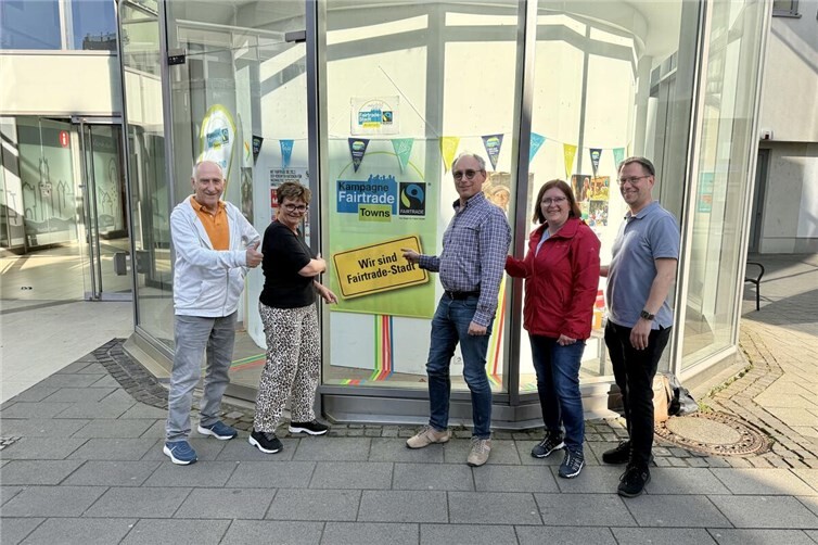 Ein „Hingucker“ ist das Schaufenster zum Fairen Handel, das die Steuerungsgruppe Fairtrade-Town Andernach zusammen mit dem Weltladen gestaltet hat.