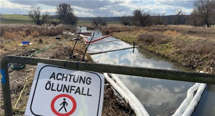 Ein Hinweisschild macht Spaziergänger auf die Verseuchung des Naturschutzgebietes mit Heizöl aufmerksam.  Foto: Kreisverwaltung MYK/Morcinek