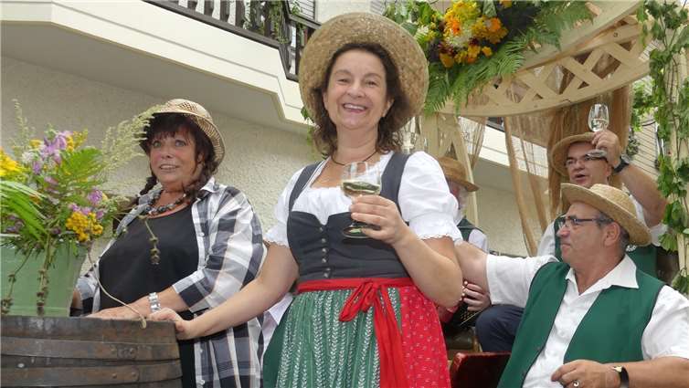 Ein Hoch auf das Bruttiger Winzerfest. Auch diese illustreTrachtengruppe ließ sich den leckeren „Mosel“ munden.