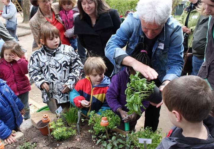 Ein Hochbeetpate in Aktion mit den Kindern.NABU