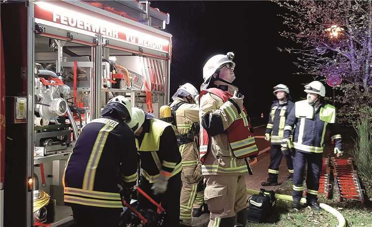 Ein Hochleistungslüfter wurde zur taktischen Belüftung des betroffenen Bereichs positioniert. Fotos: FRE