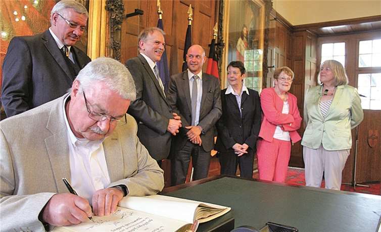 Ein Höhepunkt der Feierstunde war das Eintragen ins Goldene Buch (hier: Bernard Maye, Präsident des Freundschaftskreises Koblenz-Nevers). Im Hintergrund von links: Prof. Dr. Joachim Hofmann-Göttig, Stanislas Mrozek, Patrice Corde, Yvette Morillon, Marie-France Poulin und Ruth Ratter. RW