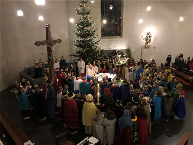 Ein Höhepunkt der Veranstaltung war, als Pater Elias alle Sternsinger nach der Gabenbereitung um den Altar versammelte.  Foto: Rainer Schönhofen