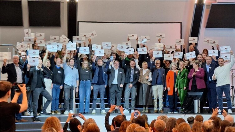 Ein Höhepunkt der Veranstaltung war die feierliche Aufnahme von 53 weiteren Schulen in die Initiative, die von Staatsminister Sven Teuber geleitet wurde. Foto: Petra Eytel-Gentner