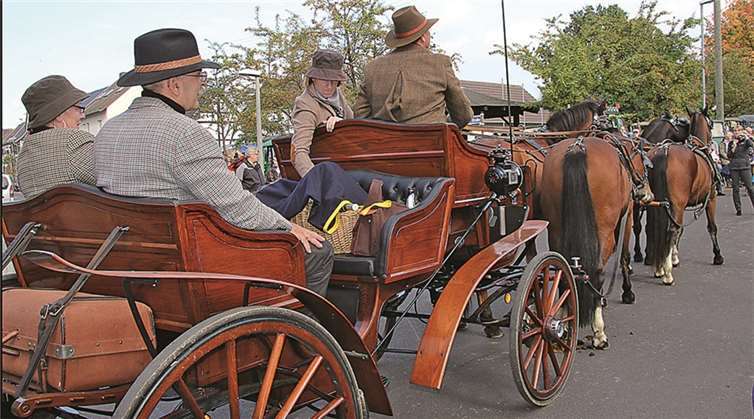 Ein Höhepunkt des 8. Oberdreeser Herbstmarktes war der Kutschenkorso des FSC Hubertushof mit sehenswerten, liebevoll restaurierten Kutschen und ganz besonders schönen Pferdegespannen.
