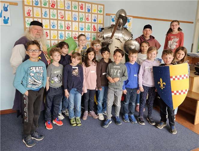 Ein Höhepunkt des Ferienprogramms war sicherlich der Besuch der Tomburg-Ritter. Fotos: KGS Meckenheim