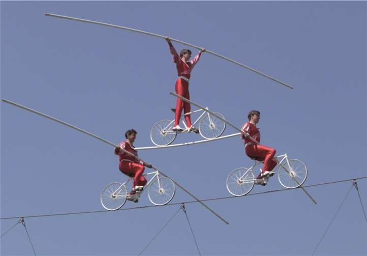 Ein Höhepunkt des Marktes ist die Hochseiltruppe Weisheit, die in schwindelerregender Höhe über das Publikum hinweg wandern oder radeln. Geschwister Weisheit Gotha