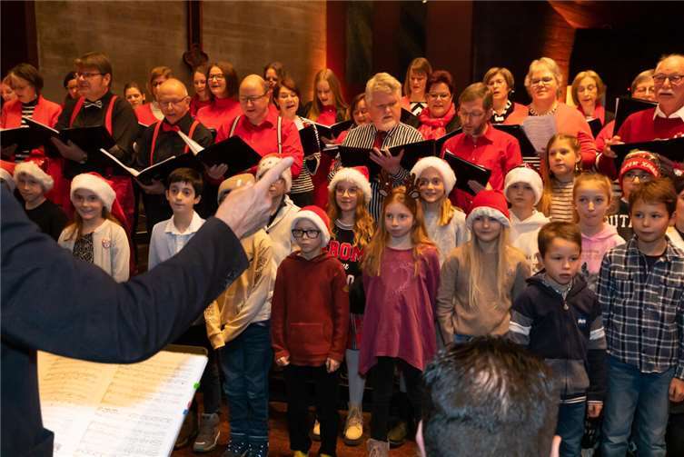 Ein Höhepunkt des Nachmittags war, dass der Chor gemeinsam mit den Kindern der 4. Schulklasse der Grundschule „Am Blauen See“ auftrat.  Foto: Jan Wagner