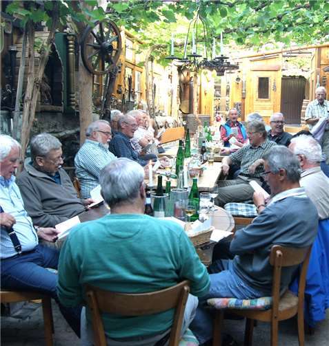 Ein Höhepunkt des Veranstaltungskalenders ist der Besuch der Winzergaststätte des ehemaligen „Dorfscheriffs“ Franz Birnbach in Oberfell. privat