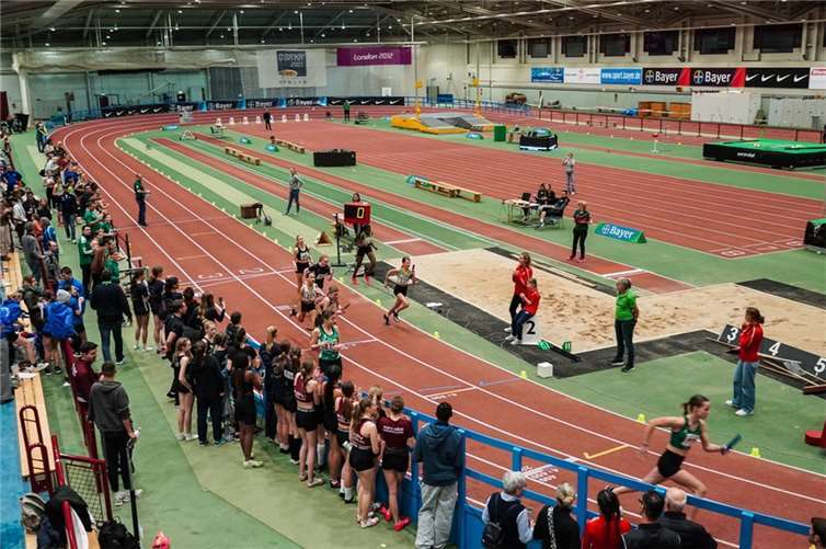 Ein Höhepunkt für den LAV 23 ist die 4×200-m-Staffel der weiblichen Jugend U16. Hier übergibt Fanwi Jikong an Ana Groß (Bahn 1). Foto: I. Groß