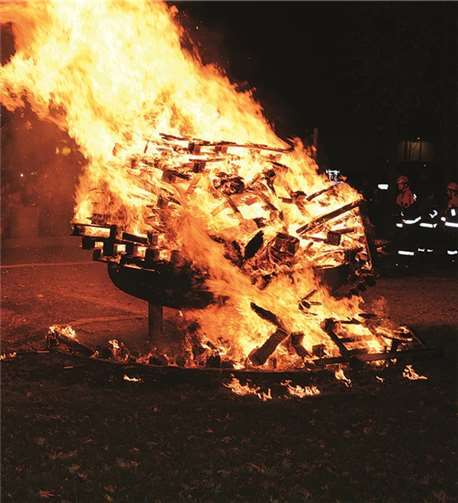 Ein Höhepunkt und toll zu bestaunen war natürlich das riesige Martinsfeuer.