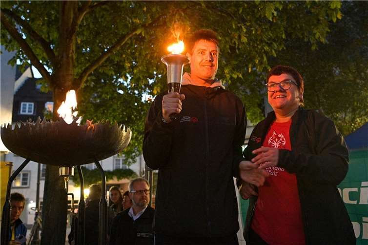 Ein Höhepunkt war das Entzünden der Olympischen Fackel auf dem Münzplatz in Koblenz durch die Sportbotschafter Tanja Dötsch und Christian Pischke.  Foto:Special Olympics Rheinland-Pfalz e.V.