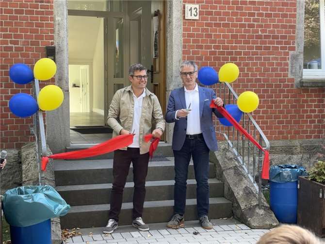 Ein Höhepunkt war die feierliche Eröffnung des alten Pfarrhauses. Landtagspräsident Hendrik Hering und Ortsbürgermeister Björn Schäfer durchschnitten symbolisch das rote Band am Eingang.  Foto: privat