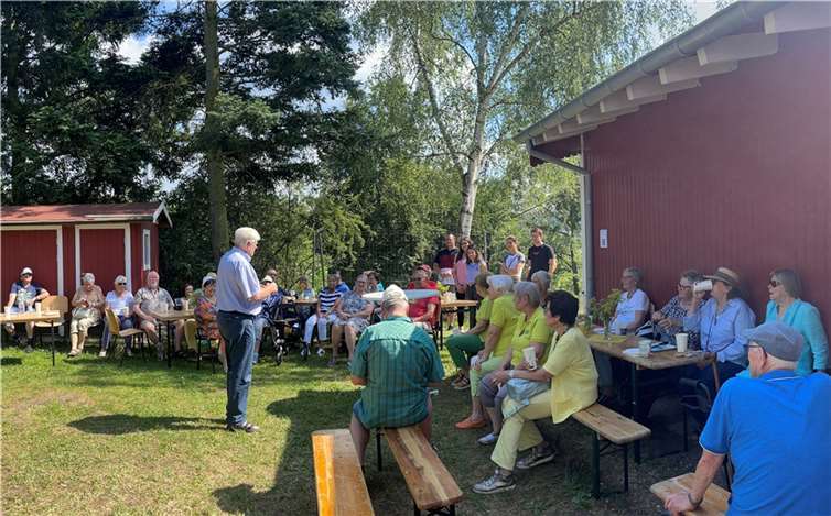Ein Höhepunkt war sicherlich auch der Besuch von Manfred Gniffke. Die „Altstadtlegende“ erfreute mit seinen launigen und manches Mal auch nachdenklichen Beiträgen über früher und heute – natürlich in „Kowelenzer Platt“. Quelle: Treffpunkt Ohr