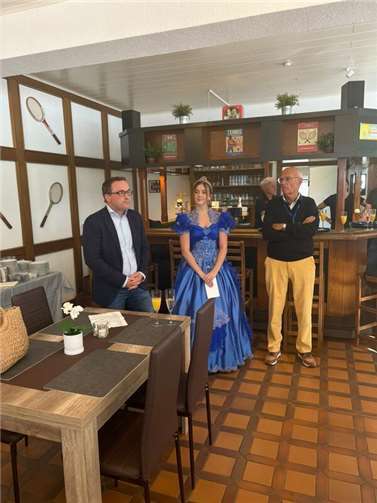 Ein Höhepunkt war sicherlich der Besuch der amtierenden Brunnenkönigin Sophie, die den Teilnehmenden sportlichen Erfolg und dem Turnier einen reibungslosen Verlauf wünschte. Foto: privat