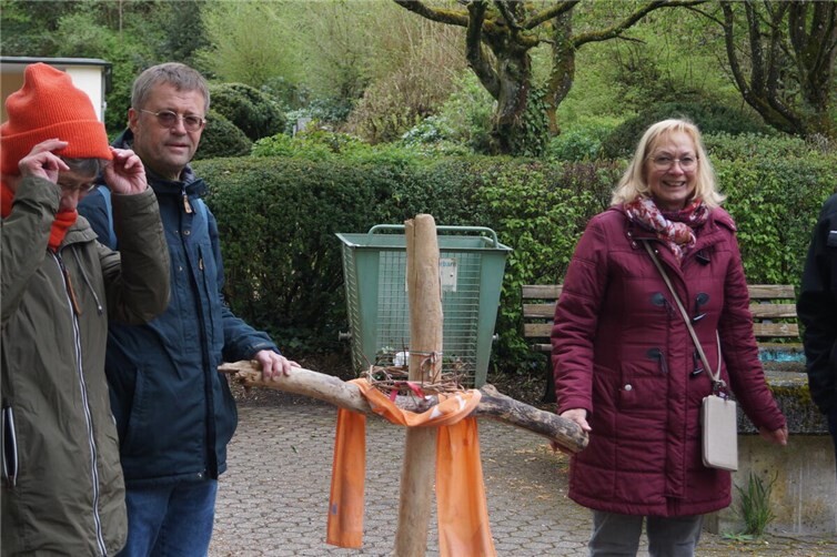 Ein Holzkreuz begleitet die Teilnehmerinnen und Teilnehmer der Karfreitags-Besinnungswanderung.