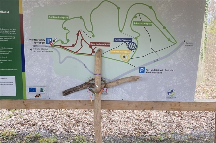 Ein Holzkreuz wurde vorangetragen.