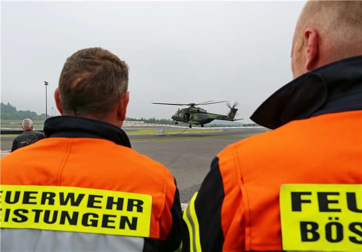 Ein Hubschrauber der Bundeswehr hebt ab. Die Einsatzkräfte bringen Hilfsgüter vom Nürburgring in die betroffene Region.