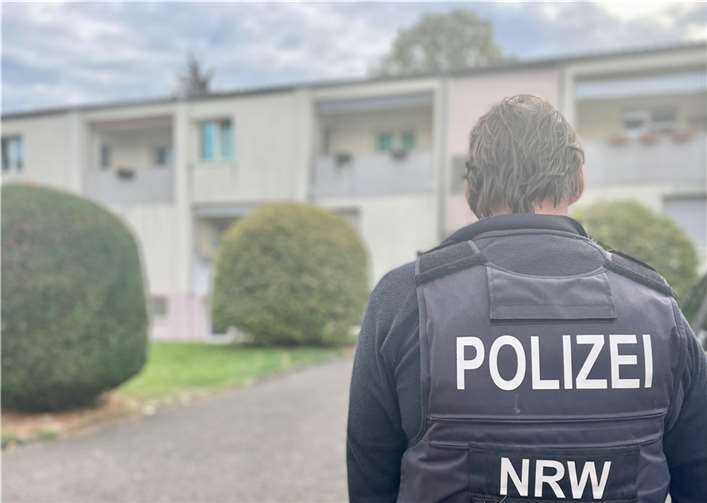 Ein Hundeführer vor einem durchsuchten Objekt. Quelle: Kreispolizeibehörde Euskirchen