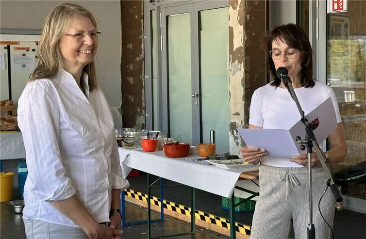 Ein Institution verlässt die Boeselager-Realschule Ahrweiler - Bettina Lanzerath liest Annegret Knieps die Urkunde zur Versetzung in den Ruhestand vor.  Foto: privat
