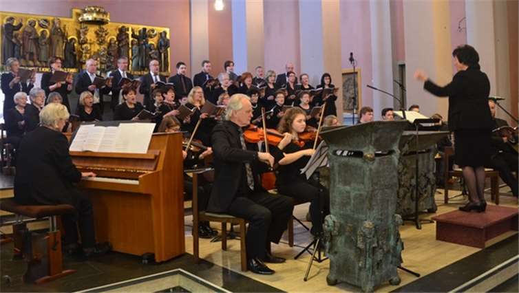 Ein Instrumentalensemble des Görres-Gymnasiums begleitete den Chor. Fotos: O. Senner