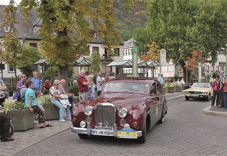 Ein Jaguar LTD aus dem Jahr 1960, gefolgt von einem Mercedes Benz 450 SL aus dem Jahr 1973.privat