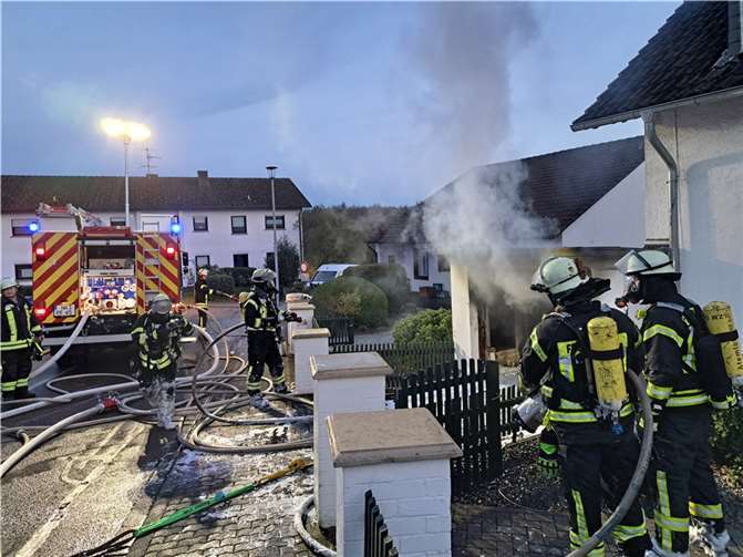Ein Jaguar in einer Garage stand im Vollbrand.  Foto: Peter Schäfer/Feuerwehr VG Rengsdorf-Waldbreitbach