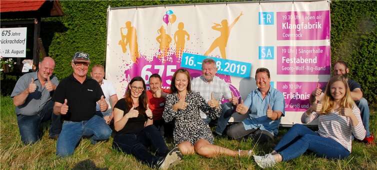 Ein Jahr lang hat der Festausschuss das große Jubiläumswochenende in Brückrachdorf vorbereitet. Jetzt freuen sich alle auf die drei ereignisreichen Tage vom 16. bis 18. August.Foto: privat