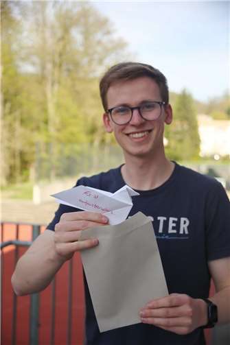 Ein Jahr lang hingen 1000 aus Papier gefaltete Tauben als Friedensbotschaft unter der Decke der Pallottikirche in Vallendar – zu Ostern wurden sie abgehängt. Doch das ist nicht das Ende der Aktion des Jugend-Osterseminars in Haus Wasserburg, sondern nur der nächste Schritt.  Foto: Noah Beller